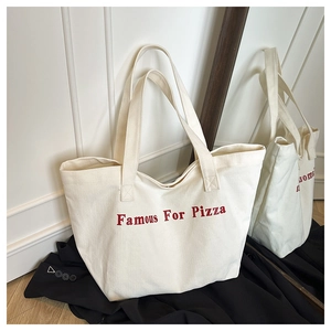 Dettaglio della borsa tote in tela crema con stampa rossa Famous For Pizza