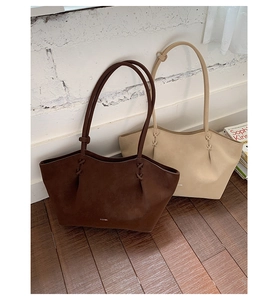 Détail de cabas café et beige avec texture plissée et anses tressées élégantes