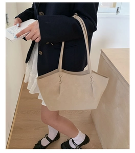 Détail du design plissé croisé unique sur ce sac cabas minimaliste beige