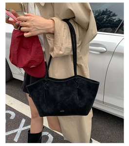 Détail du sac cabas noir en daim avec fines lanières et logo CLEAREN sur la base