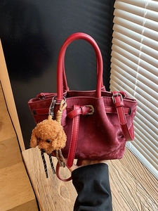 Petit Sac Seau Plissé en Cuir PU Tendance pour Femme Sac à Bandoulière avec Joli Pendentif Chiot en Peluche Sac à Main