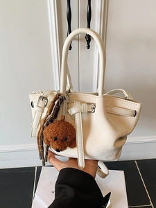 Sac seau chic blanc cassé pour femme avec charm peluche et détail de bandoulière tressée