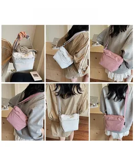 Collage di modelle con borse a secchiello in nylon in bianco sporco e rosa cipria