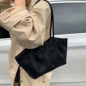 Borsa tote nera minimalista oversize in finitura opaca con spalline sottili