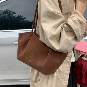 Borsa tote marrone in pelle scamosciata capiente con scritta CLEAROK per il lavoro