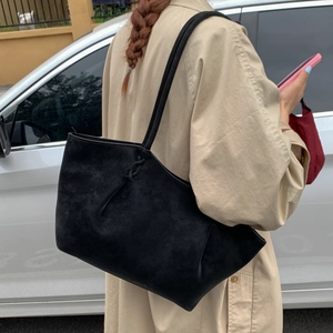Grande borsa tote in pelle scamosciata nera con nodo laterale in stile street style esterno