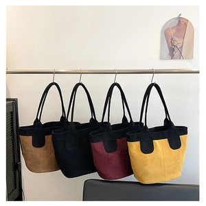 Row of minimalist tote bags in four colors hanging on a rod for size comparison