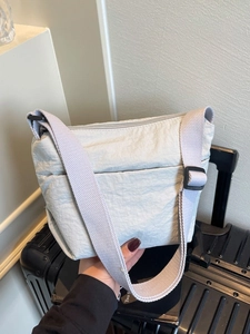 Sac à Épaule Femme en Nylon Plissé Minimaliste Couleur Unie Sac Bandoulière Grande Capacité Mode Léger Sac Seau