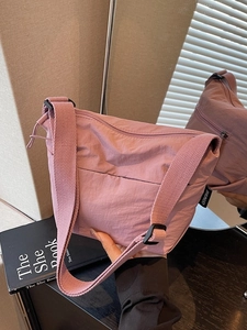 Sac seau en nylon lavande à la mode avec design froncé pour un usage quotidien chic