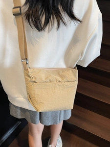 Sac seau minimaliste kaki avec tissu texturé et large bandoulière réglable pour le quotidien