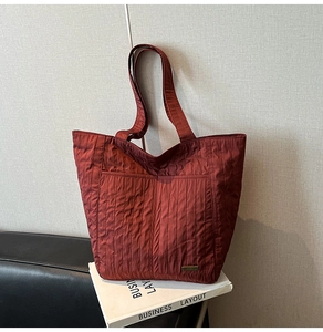 Detailansicht einer burgunderroten Falten-Tote-Bag mit verstärkten Griffen
