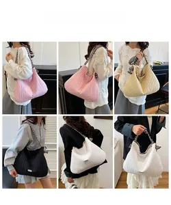 Vues détaillées des sacs fourre-tout plissés en quatre couleurs avec bandoulières rayées