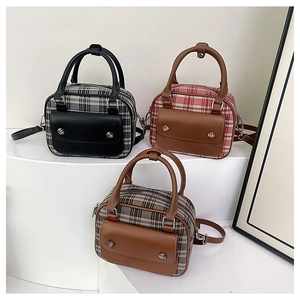 Detailansicht von drei Vintage-Karo-Umhängetaschen in Schwarz, Rot und Braun
