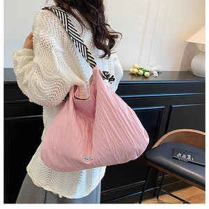 Détail du sac fourre-tout matelassé rose clair avec bandoulière rayée vue de dos
