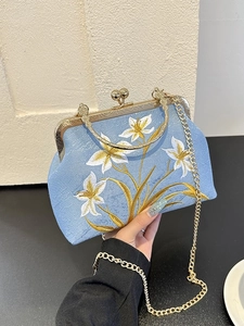 Vintage Chinese Style Floral Embroidered Crossbody Bag Women Artificial Pearl Handle Shell Evening Handbag With Metal Chain For Banquet