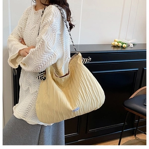 Détail du sac fourre-tout plissé crème avec bandoulière contrastée à motif zébré