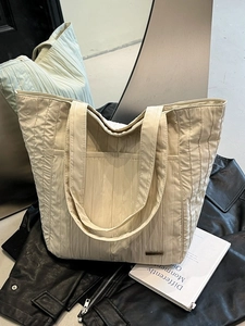 Beigefarbene gesteppte Shopper-Tasche mit vertikalen Streifen und großem Fassungsvermögen