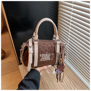 Detailansicht der braunen Tasche mit Leopardenmuster, Teddybär-Stickerei und Text
