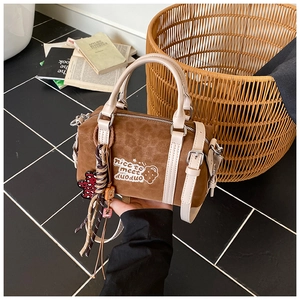 Detail der Boston-Tasche mit Leopardenmuster, Stickerei und Herzanhänger-Verzierungen
