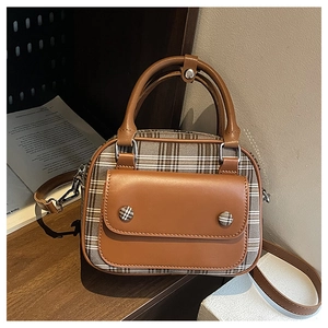 Details der Vintage-Karotasche mit Leder-Patchwork und vorderer Schnallentasche