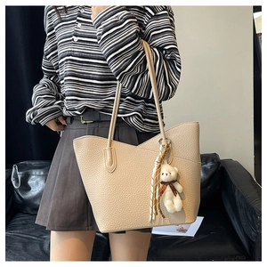Beige Shopper Tasche mit Lychee-Leder-Textur, Wellenkante und niedlichem Bärenanhänger