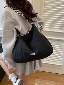 Grand sac nuage plissé noir avec bandoulière zébrée pour un porté épaule décontracté