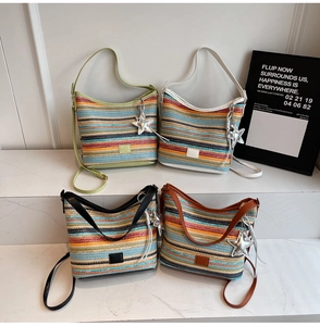 Detalle de cuatro bolsos de cubo tejidos coloridos con colgantes de estrella y asa