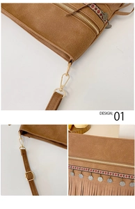 Détails de sac en daim marron bohème avec broderie ethnique et glands en métal