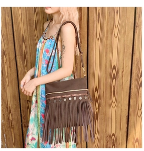Sac bandoulière bohème marron avec broderie ethnique et longs détails de franges