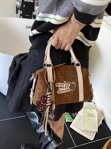 Braune Boston-Tasche aus Wildleder mit Leopardenmuster, Stickerei und Bärenanhänger