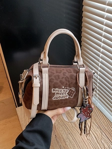 Braune Boston-Handtasche mit Leopardenmuster, beigen Griffen und dekorativem Bär-Anhänger