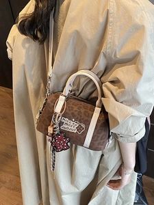 Schicke Boston-Tasche mit Leopardenmuster, beigen Griffen und süßem Bären-Anhänger