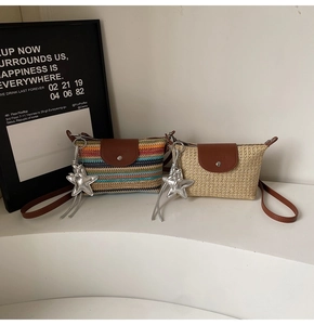 Detail der geflochtenen Strohtaschen mit Lederklappen, Schnallen und Sternanhängern