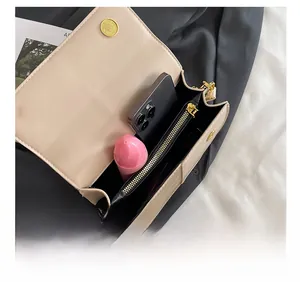Détail de la capacité intérieure d'un sac bandoulière crème avec compartiments