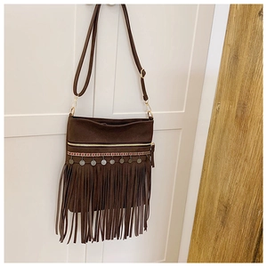 Détail de la bandoulière bohème marron foncé avec de longues franges et broderie ethnique