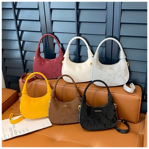Collection de petits sacs bandoulière en forme de croissant en plusieurs coloris