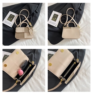 Vues détaillées du sac bandoulière crème en similicuir avec poche intérieure zippée