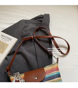Detail der bunten gewebten Tasche mit Lederklappe und verstellbarem Schultergurt