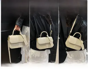 Vue détaillée du sac beige avec poignée ronde et bandoulière réglable en trois positions