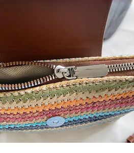 Detail einer bunten gewebten Tasche mit Silberreißverschluss und Lederfutter