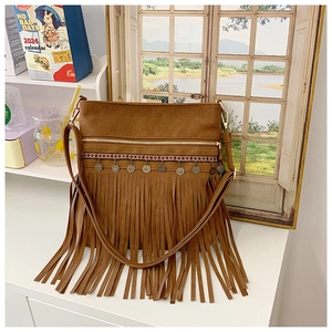 Détails du sac bohème en daim marron avec broderie ethnique et breloques en pièces de métal