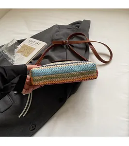 Detailansicht der bunten Regenbogen-Webtasche mit verstellbarem Leder-Schultergurt