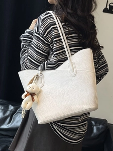 Damen PU Leder Tragetasche Mit Großer Kapazität Und Bärenanhänger Lychee-Muster Weiche Umhängetasche Lässige Handtasche