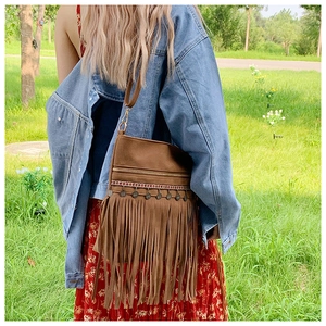 Détail du sac bandoulière bohème marron avec franges et sangle tissée ethnique