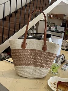 Large capacity woven tote bag with three-tone contrast design and brown leather straps