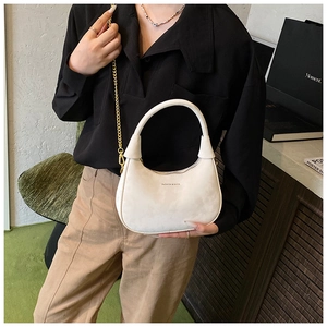Gros plan du sac à main blanc cassé en cuir grainé avec détail de bandoulière dorée