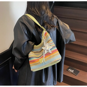 Detalle de bolso tote tejido de colores con ribete amarillo y un colgante de estrella de plata