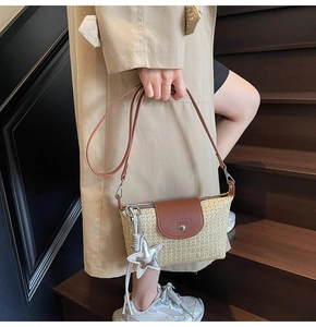 Detail der gewebten Tasche mit brauner Lederklappe und silbernem Sternanhänger