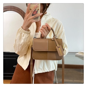 Vue détaillée d'un mini sac à bandoulière marron bicolore en cuir lisse et suédine