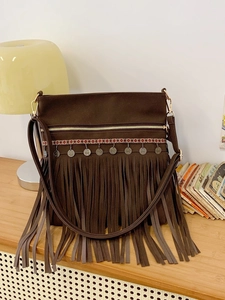 Sac bandoulière ethnique vintage en daim marron avec franges et pièces décoratives